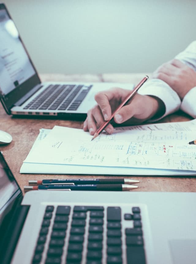 Préparation d'un dossier de financement.